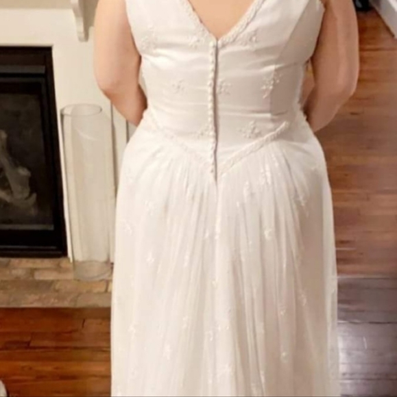 Gorgeous Wedding Dress - Picture 3 of 6
